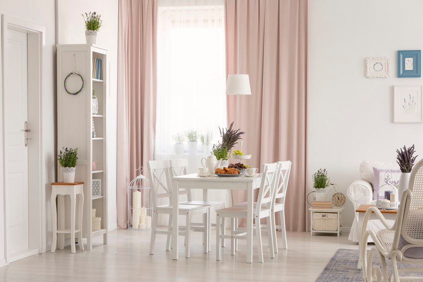 Provence štýl - zariadenia interiéru, levandule, svetlý nábytok