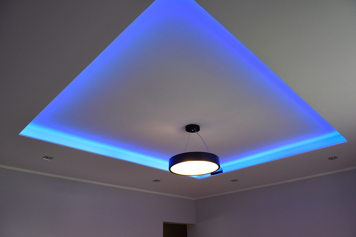 Strop s LED pásikmi a stropné svietidlo Kanlux JASMIN