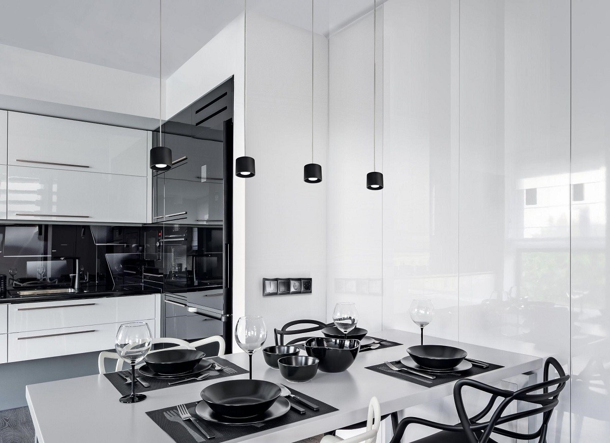 biela kuchyňa, čierne doplnky Kanlux lampa osvetľujú stôl