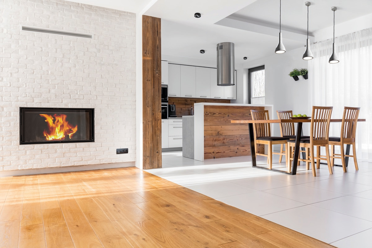 obývacia izba s otvorenou kuchyňou, biele steny, drevené podlahy