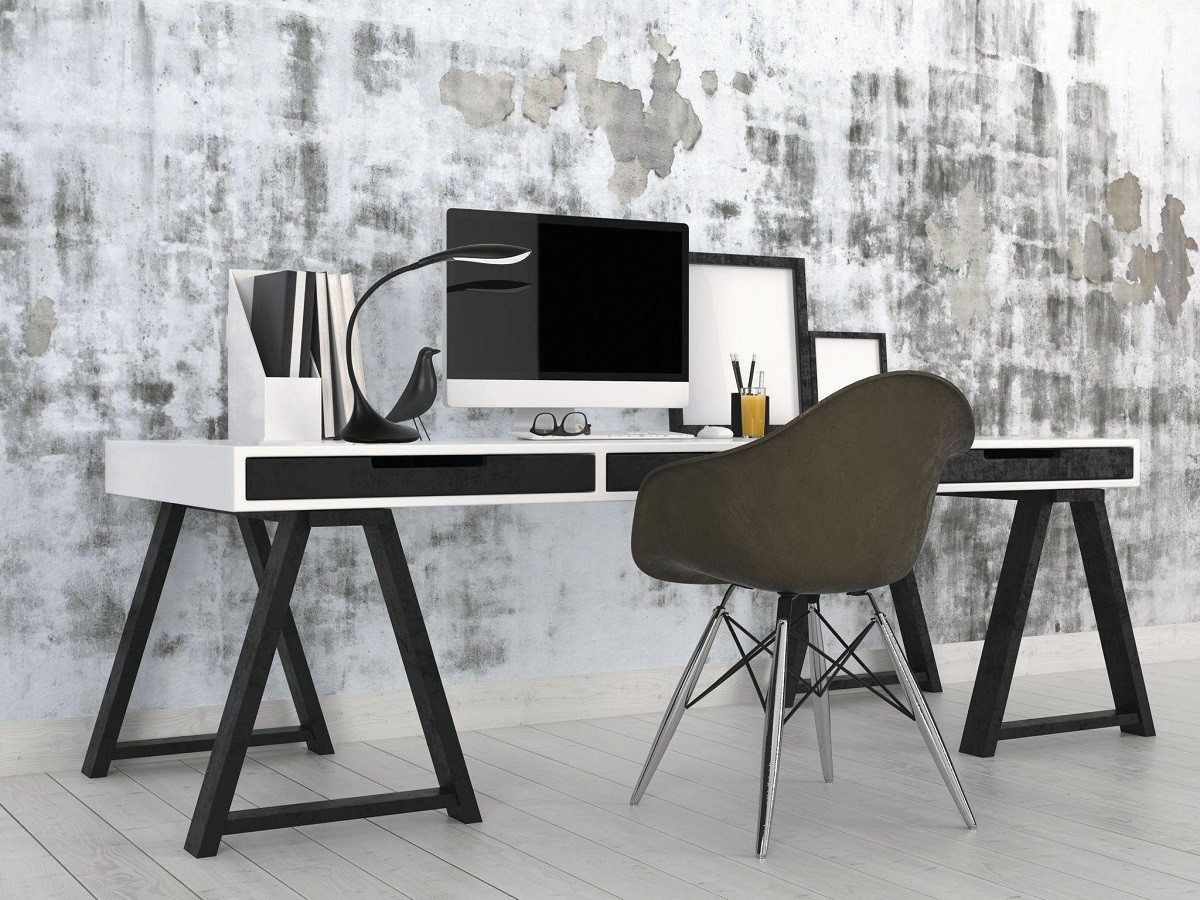 czarno-białe biurko, komputer na biurku, lampa na biurku