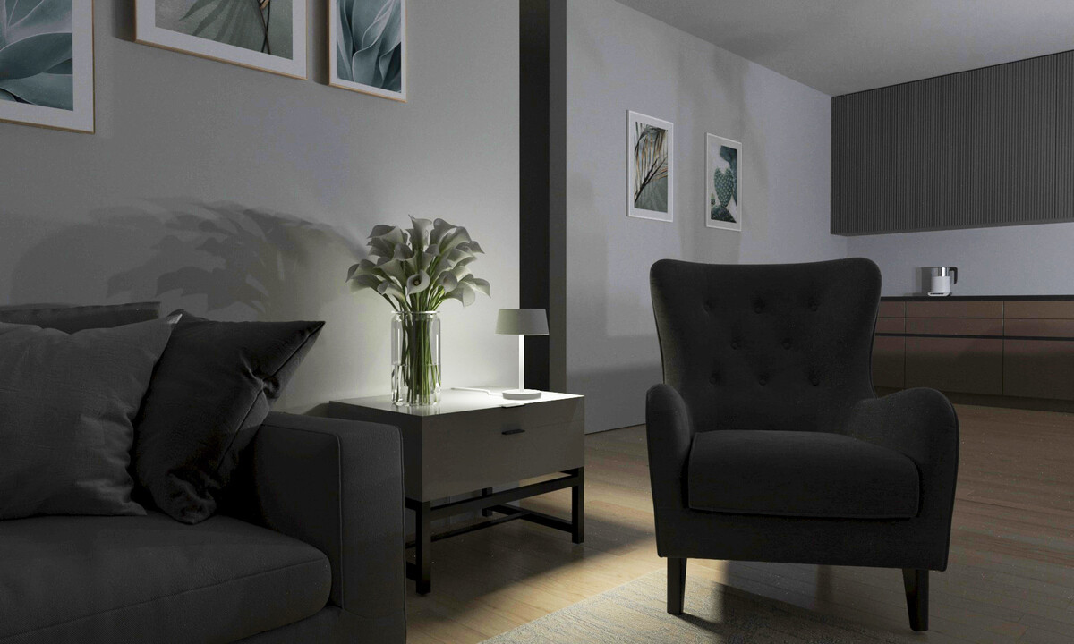 moderná obývacia izba, šedá pohovka, na stolíku biela lampa DAIBO