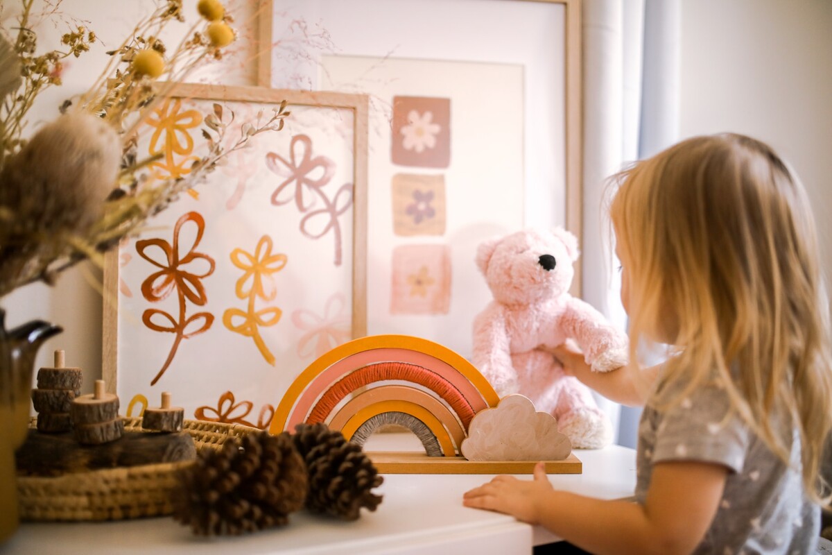 pokój dziecka dziewczynka zabawki tęcza szyszki maskotka