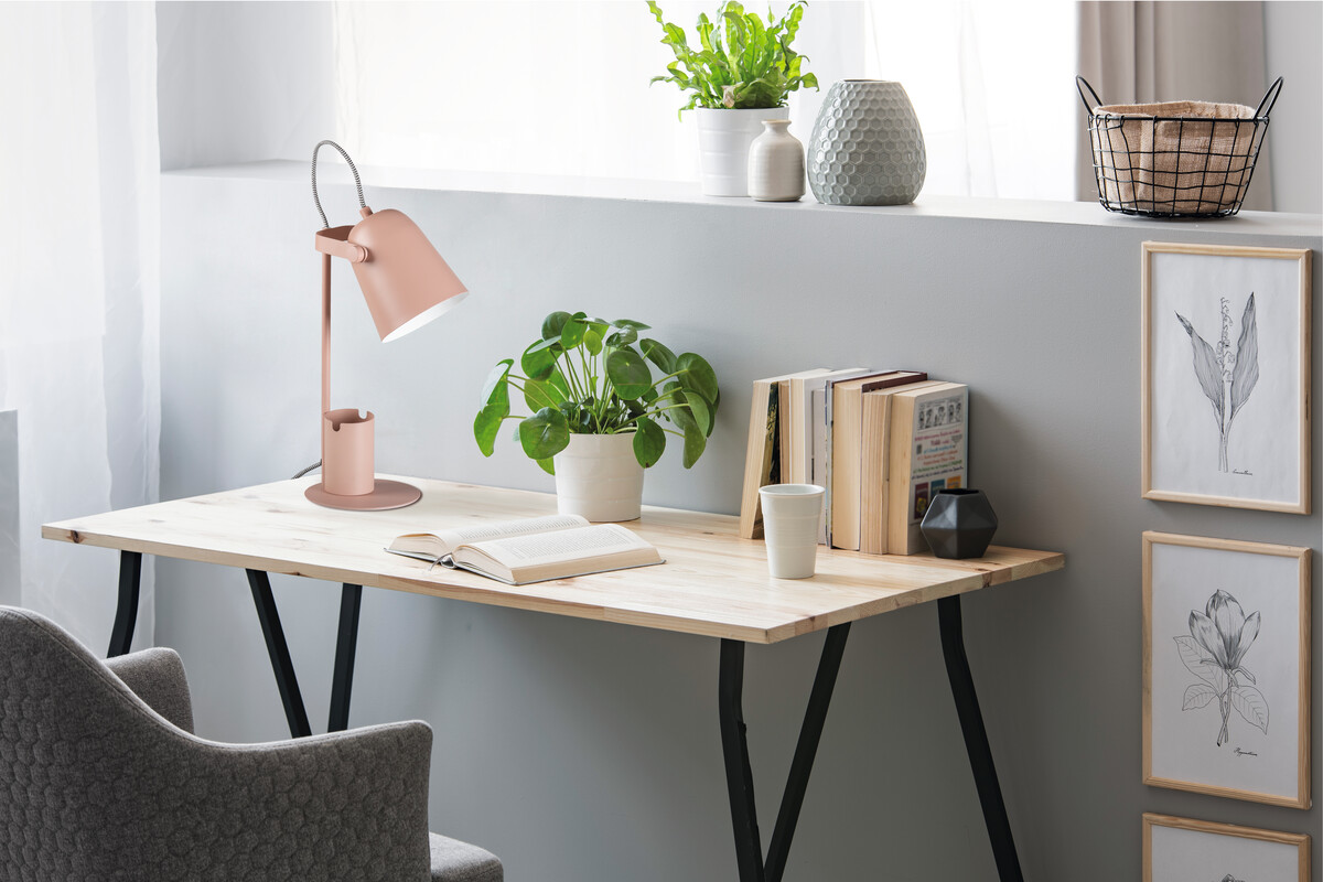 Lampka biurkowa z wymiennym źródłem światła z trzonkiem E27, pastelowy róż, biurko, pokój, oświetlenie