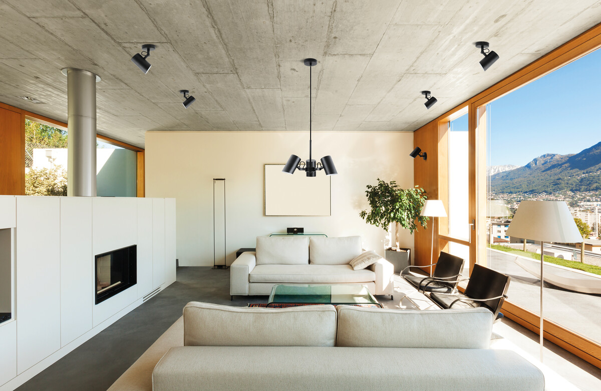 Obývacia izba je osvetlená štýlovým závesným svietidlom Kanlux AGZAR