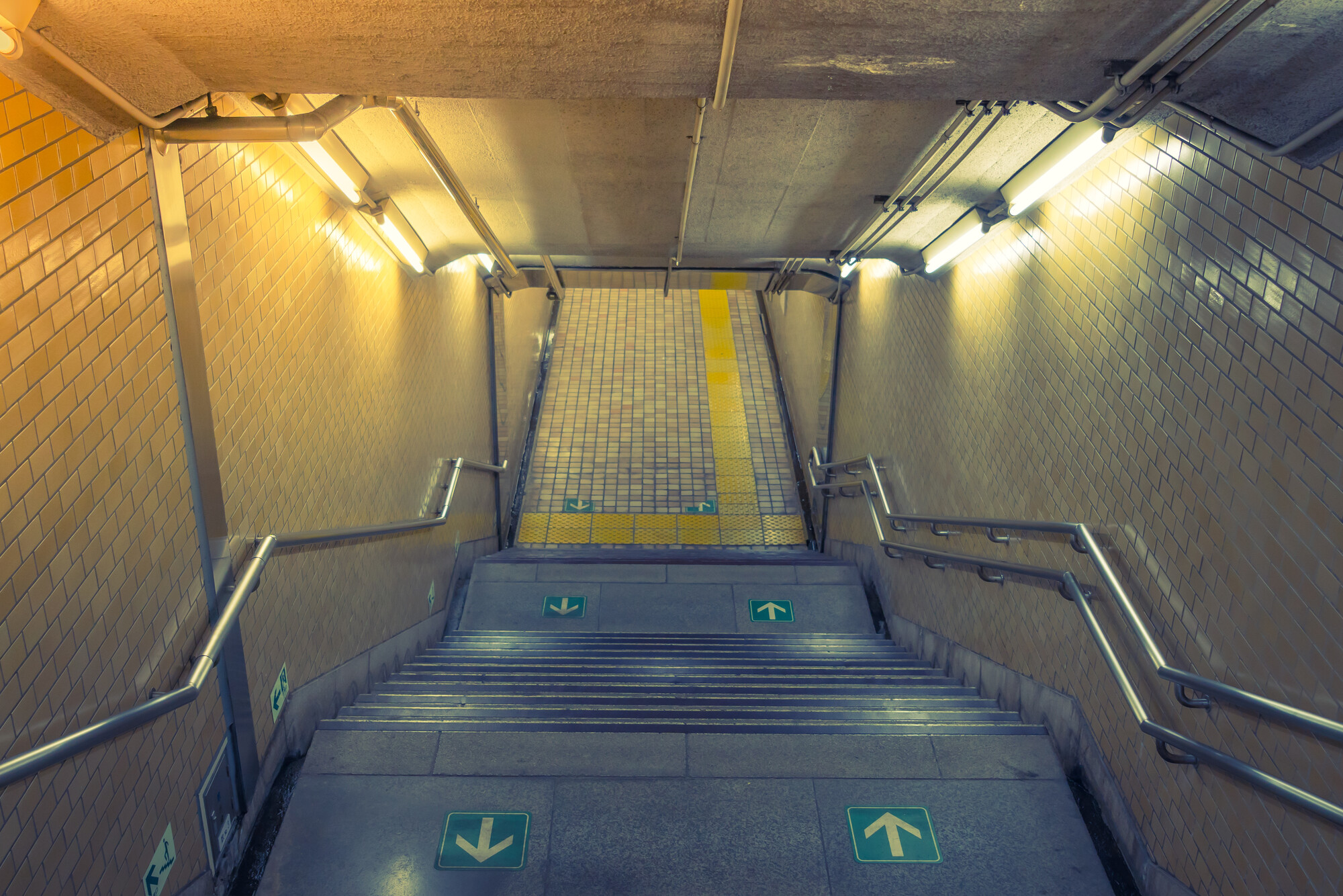 Ciągi komunikacyjne oświetlone zaawansowanymi świetlówkami Kanlux LED SMD, oferującymi wyjątkową efektywność i wysoki współczynnik mocy