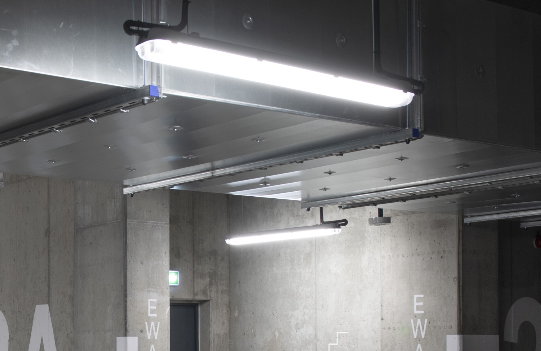 Ciągi komunikacyjne oświetlone zaawansowanymi świetlówkami Kanlux LED SMD, oferującymi wyjątkową efektywność i wysoki współczynnik mocy