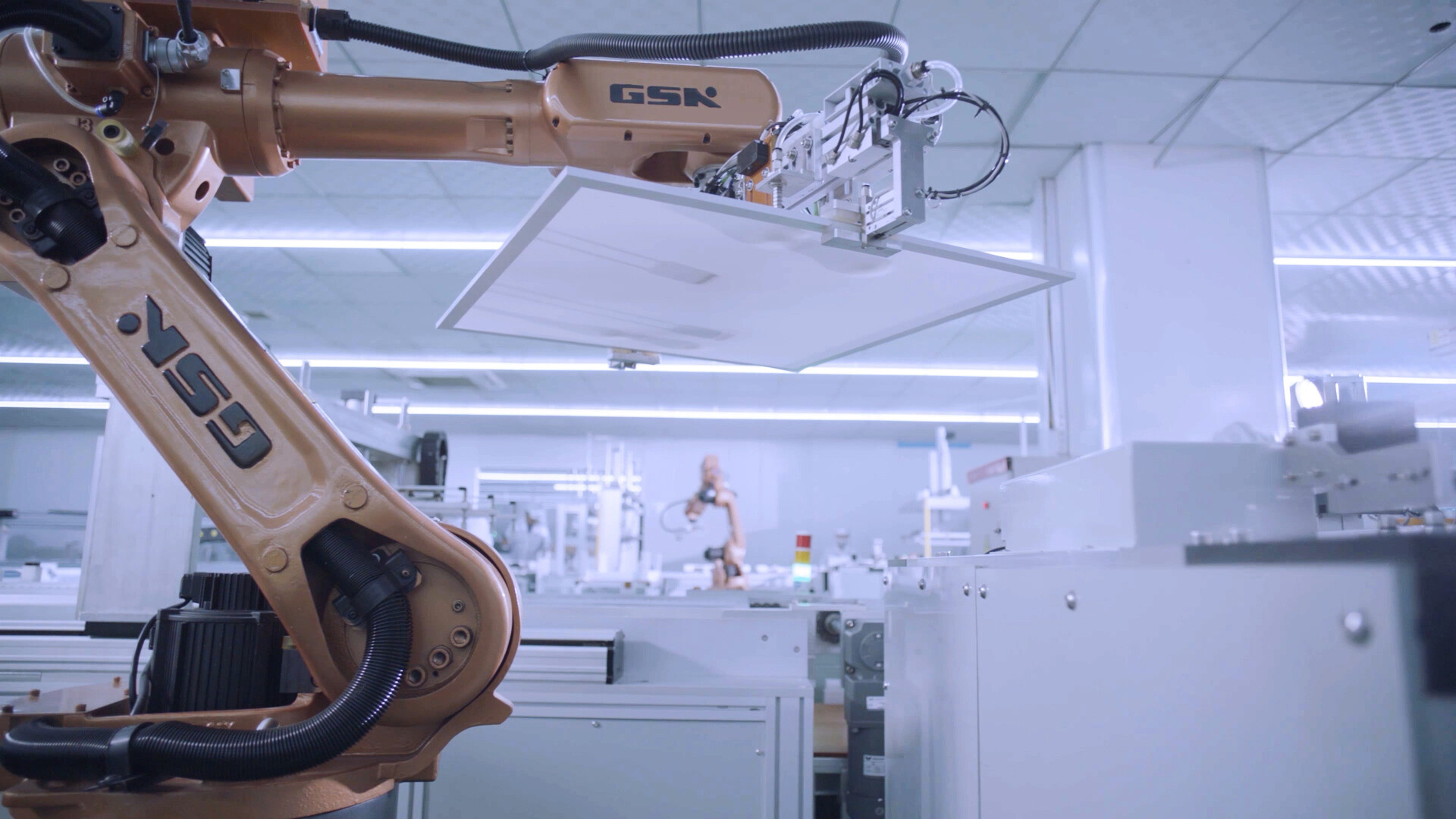 Efektywna produkcja opraw Kanlux BLINGO dzięki automatyzacji i robotyzacji procesów w połączeniu z wysoką jakością komponentów - zapewniamy 5 lat Gwarancji