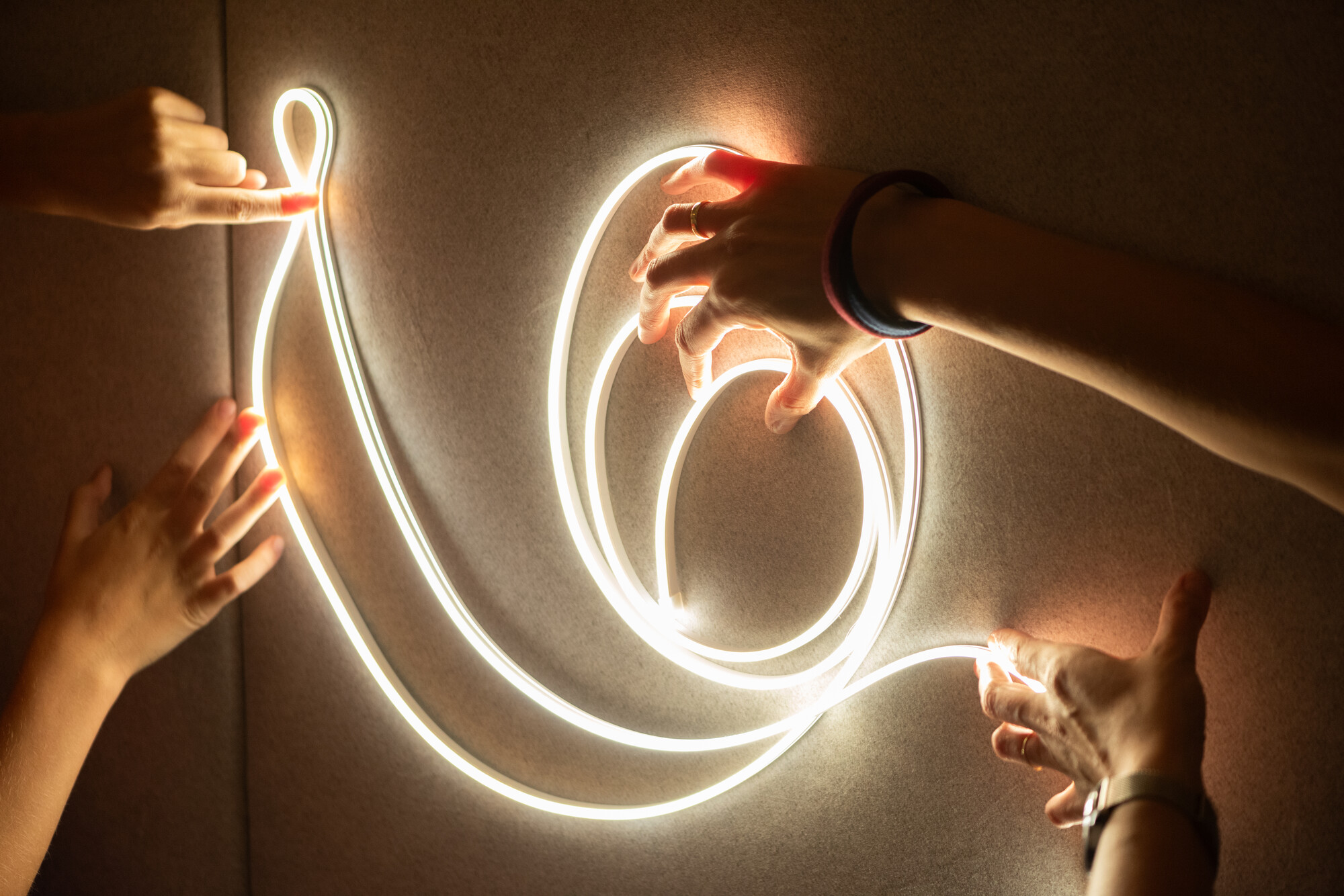 Wodoodporne, wysokiej jakości taśmy NEON LED z 3-letnią gwarancją . System oświetleniowy z możliwością rozbudowy czy modernizacji.