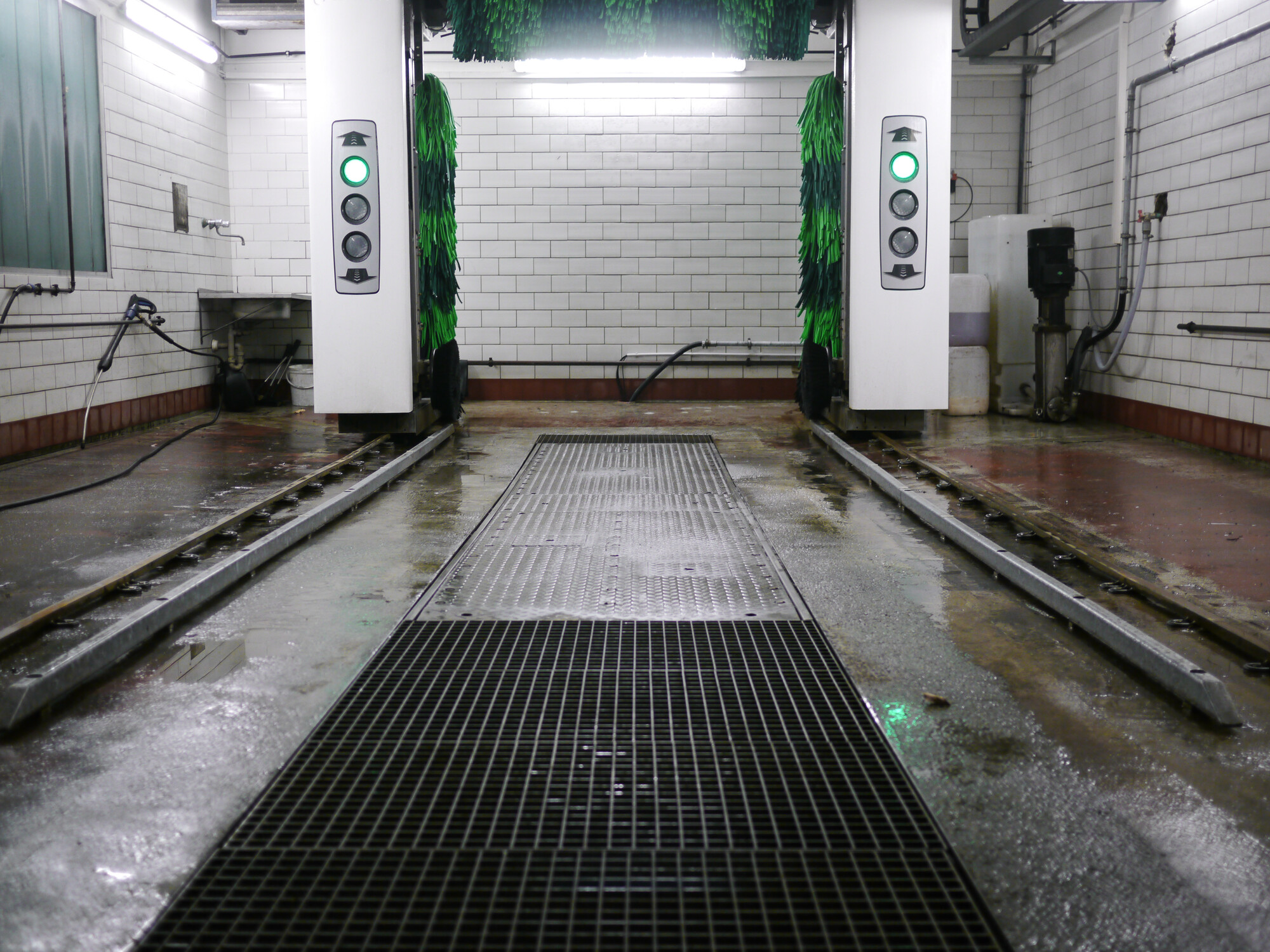 Hermetyczne oprawy LED Kanlux MAHP PRO: Wytrzymałość i niezawodność. Oświetlenie LED z czujnikiem ruchu również do myjni automatycznych