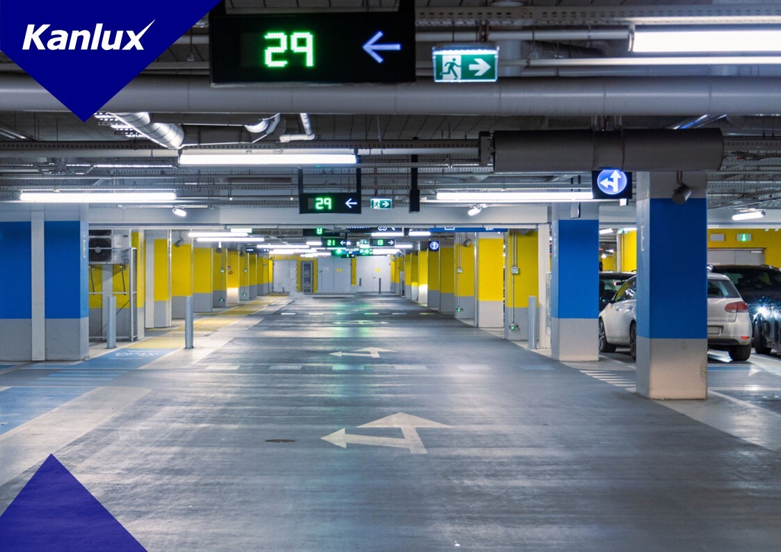 Oprawa LED Kanlux MAH LED MAX 48W o skuteczności świetlnej 160 lm/W i ryflowanym kloszu.