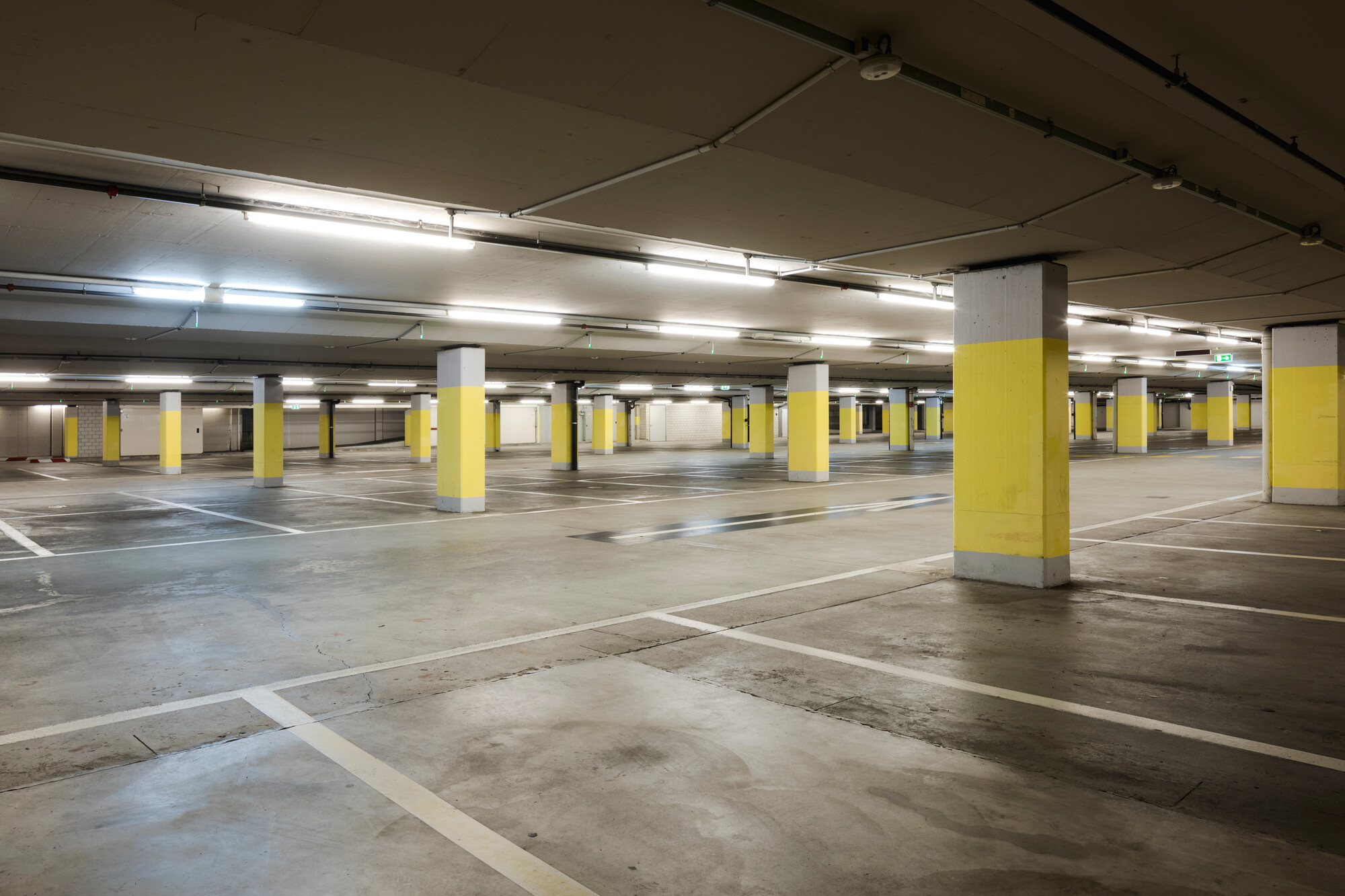 Oprawa Kanlux MAH LED MAX 48W z szybkozłączkami i możliwością montażu na ścianie lub suficie.