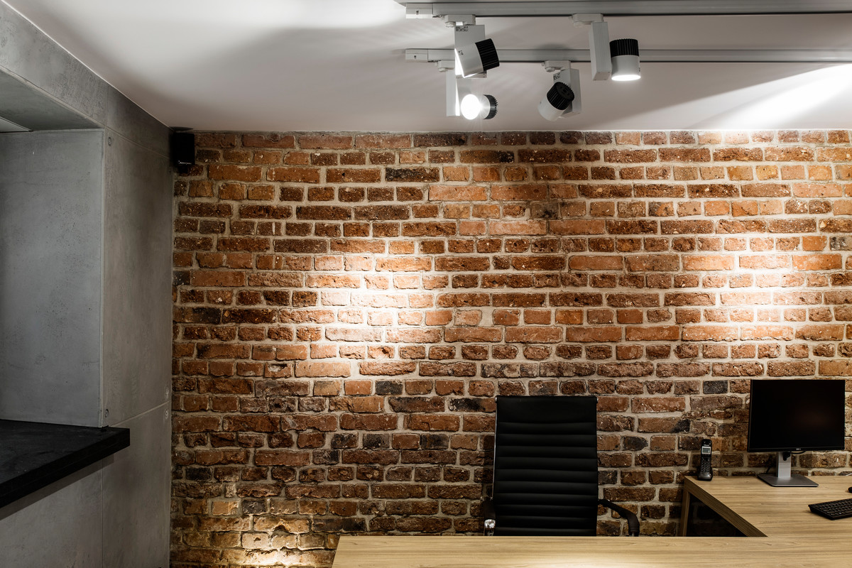 Industrial-style office - an idea for lighting brick and concrete - 1