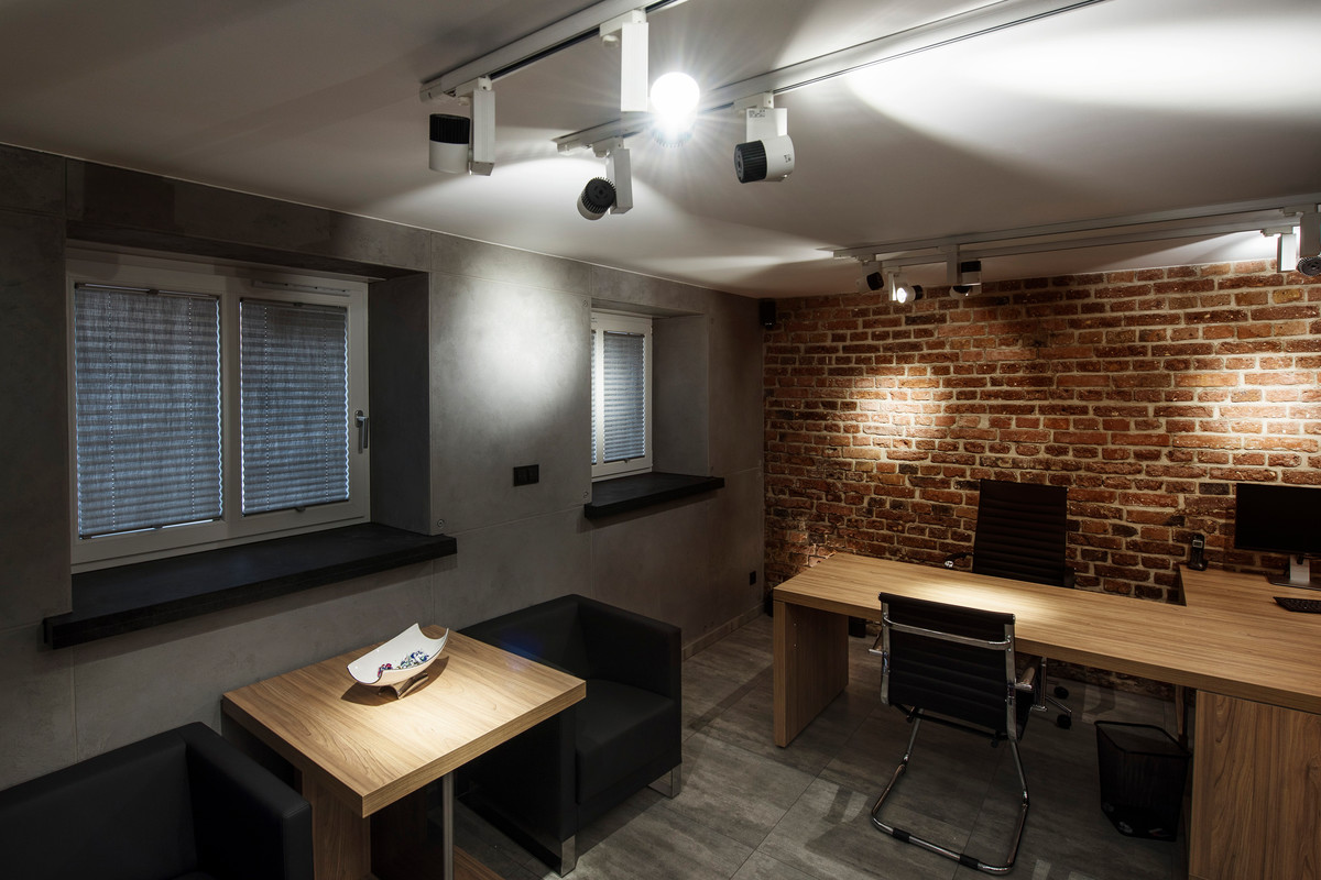 Birou în stil industrial - o idee pentru iluminarea cărămizii și a betonului - 3