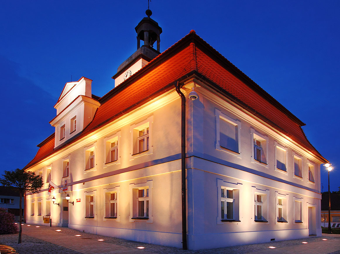 Éclairage de l'hôtel de ville baroque de Bnin - 1