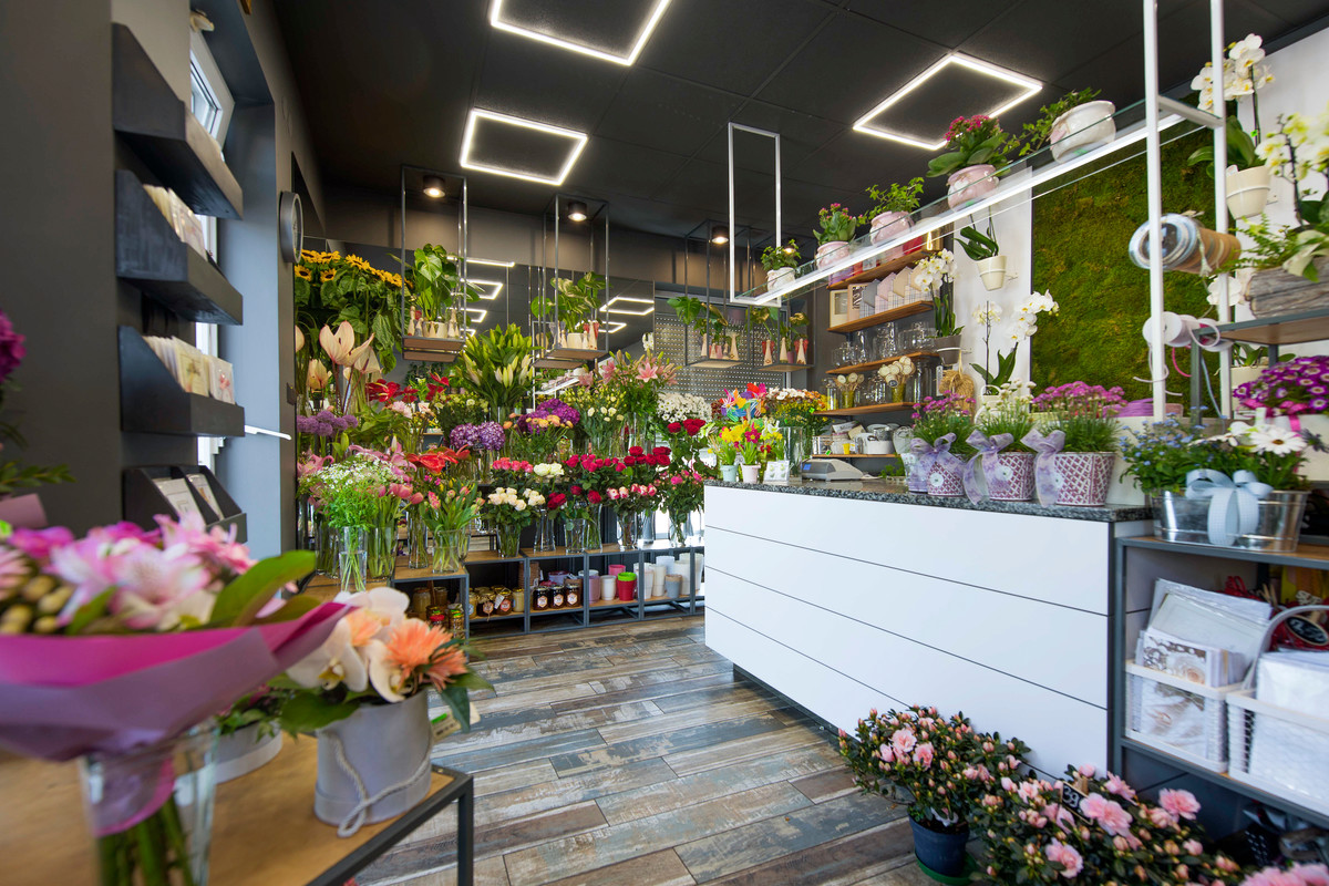 See how florist's lighting affects first impressions - 1