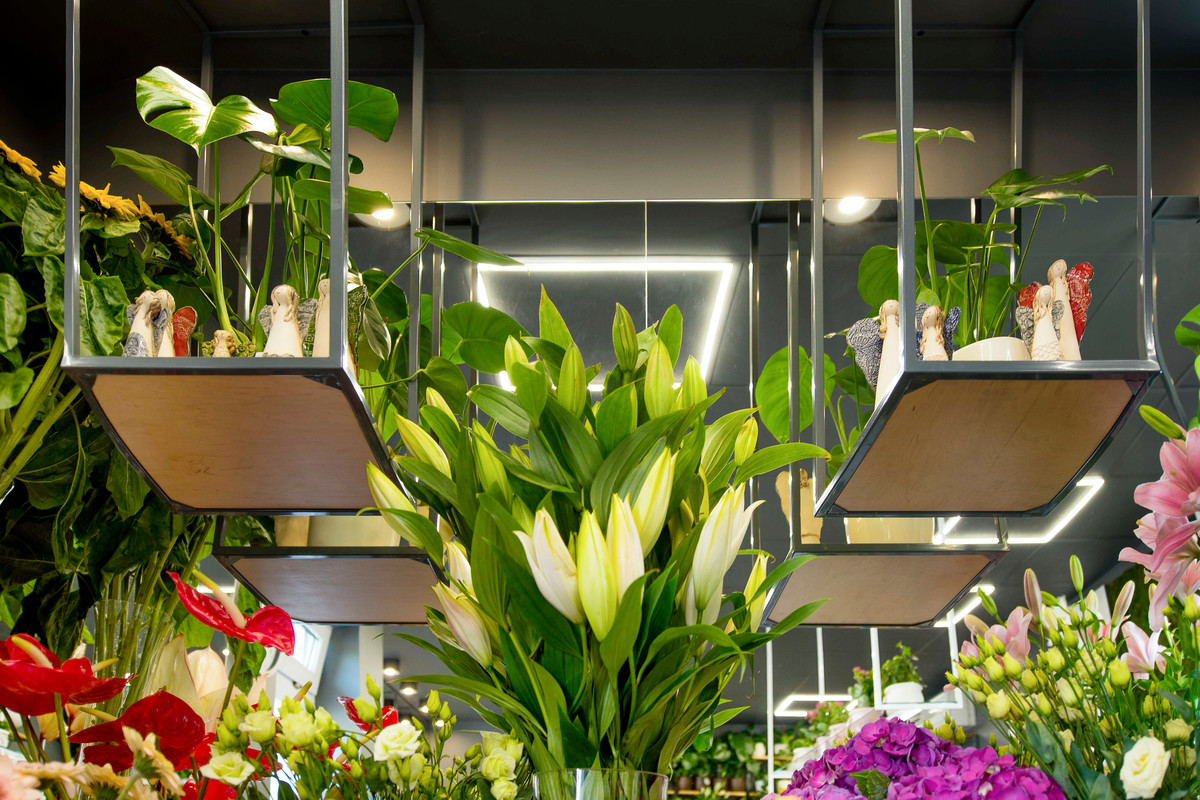 See how florist's lighting affects first impressions - 5