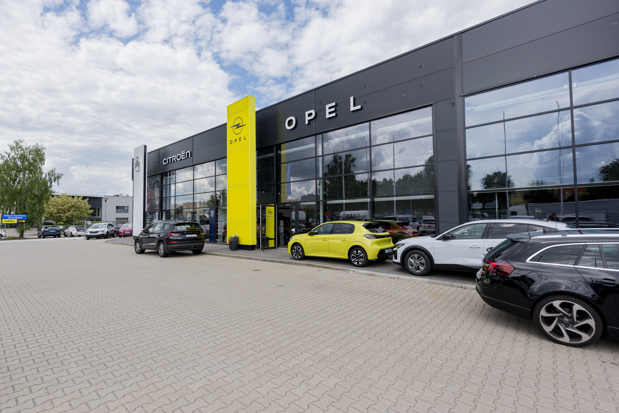 Oświetlenie salonu samochodowego w Zielonej Górze - 1